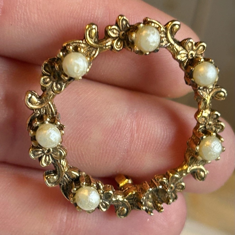 Vintage Signed TACOA Art Nouveau Floral Brooch Pin w/ Faux Pearls Open Circle - Picture 2 of 11